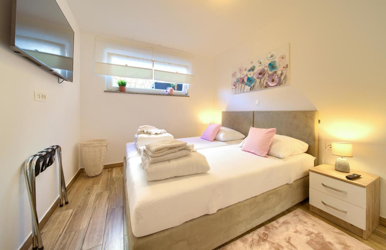 Villa Solis Lacus Modern Apartment - Private Heated Pool - Smart Tv Sky X - Free Parking Njivice Exterior photo