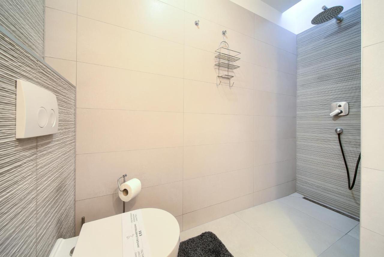 Villa Solis Lacus Modern Apartment - Private Heated Pool - Smart Tv Sky X - Free Parking Njivice Exterior photo