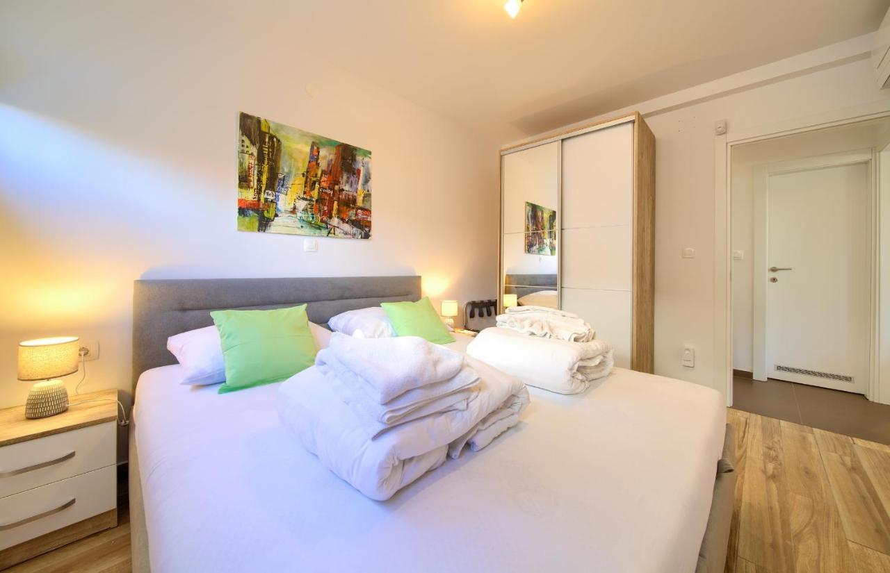 Villa Solis Lacus Modern Apartment - Private Heated Pool - Smart Tv Sky X - Free Parking Njivice Exterior photo