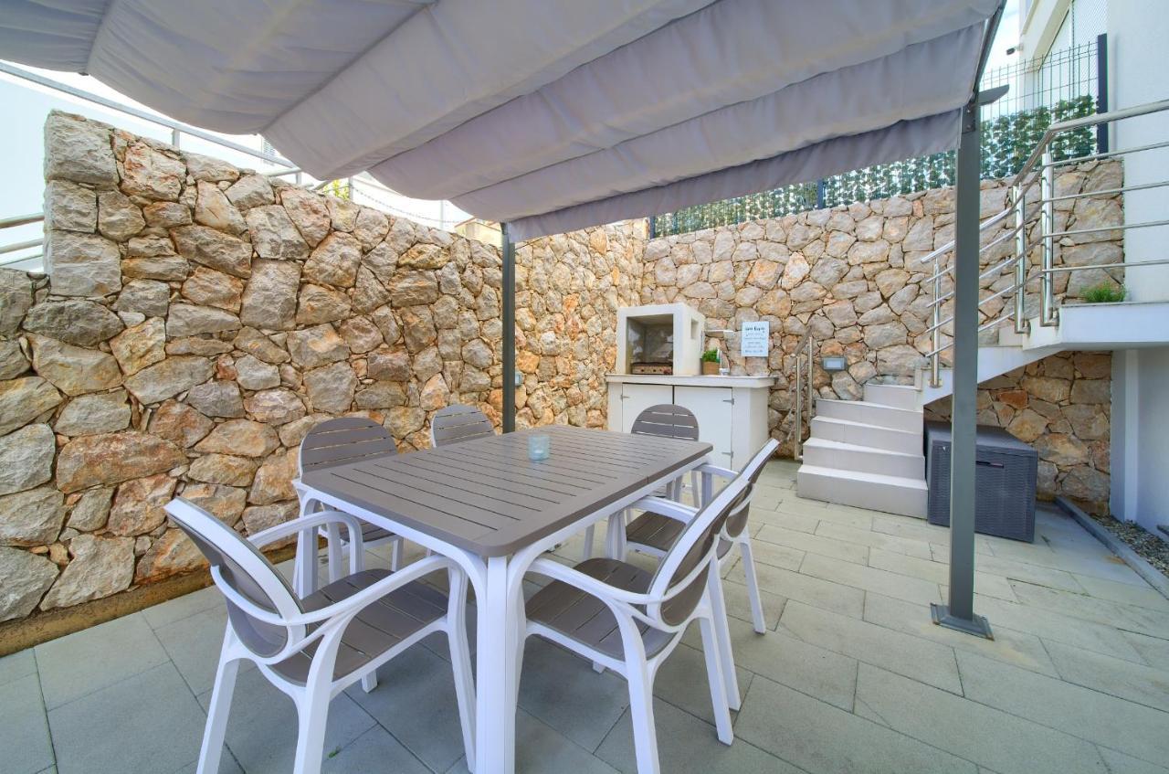 Villa Solis Lacus Modern Apartment - Private Heated Pool - Smart Tv Sky X - Free Parking Njivice Exterior photo